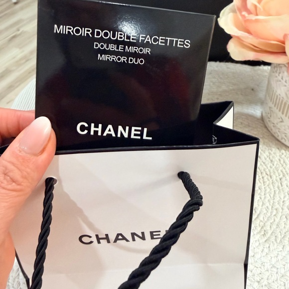 CHANEL Beaute White Mirror Duo with black dust bag and CHANEL Gift bag - Picture 4 of 8